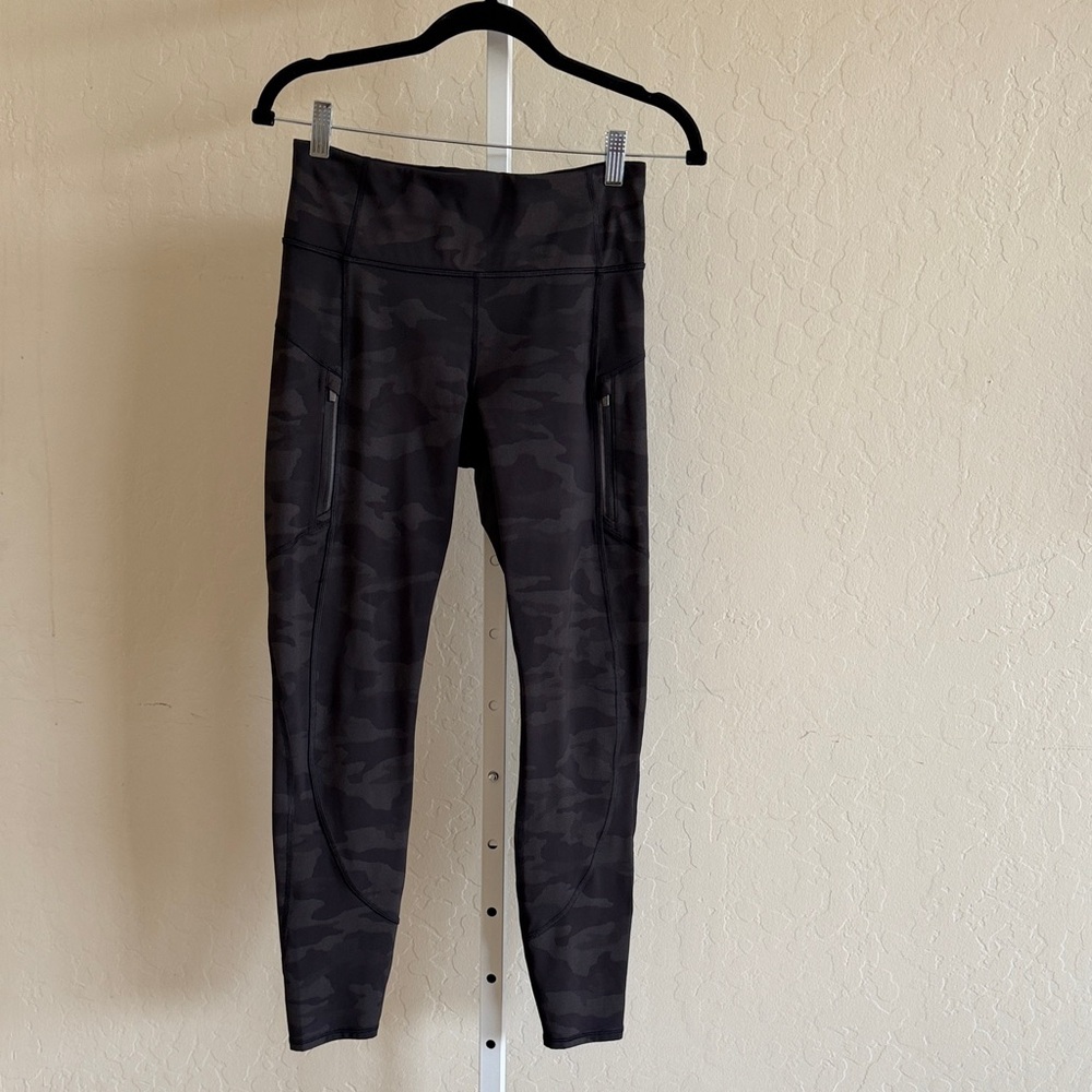 Small Athleta Black/Grey Camo Sz Small Performance Leggings